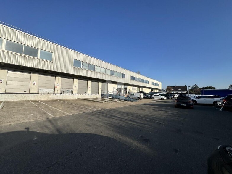 Light Industrial in Morangis to rent - Building Photo - Image 2 of 9