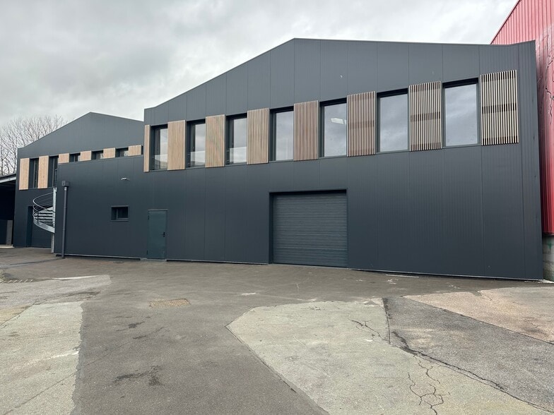 Light Industrial in Carrières-sur-Seine to rent - Building Photo - Image 1 of 1