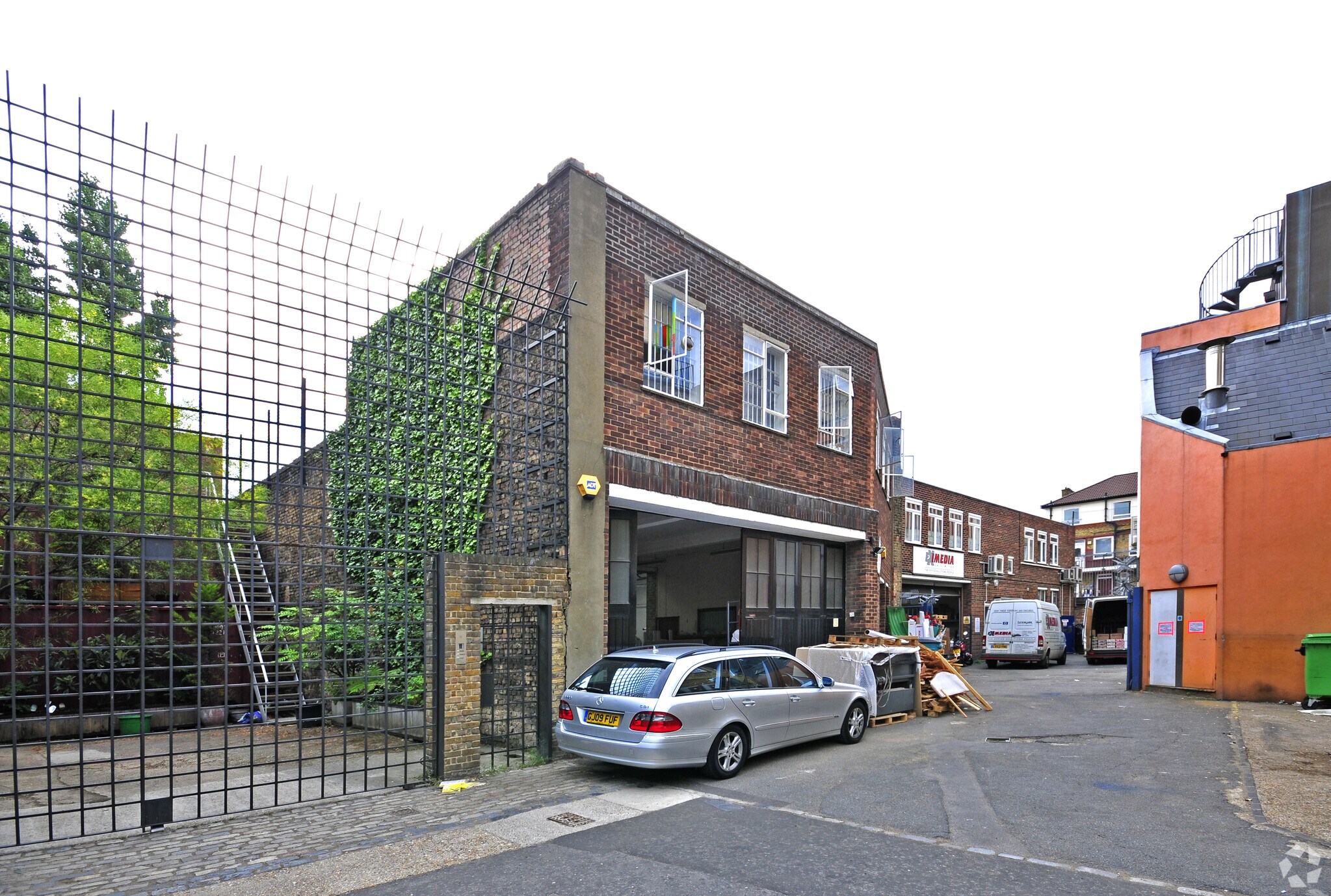 2-3 Black Swan Yard, London for sale Building Photo- Image 1 of 1