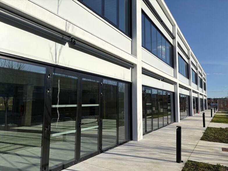 Retail in Collégien to rent - Building Photo - Image 3 of 5