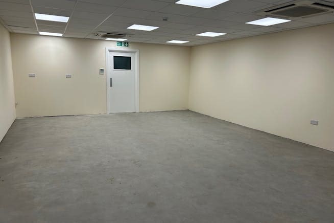 Units 5, 6 & 7 Oakmede Place, Binfield, Bracknell to rent Interior Photo- Image 1 of 5