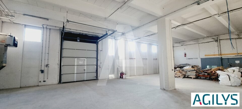 Light Industrial in Rungis to rent - Building Photo - Image 2 of 12
