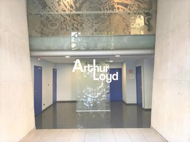 Office in Le Cannet to rent - Lobby - Image 3 of 6