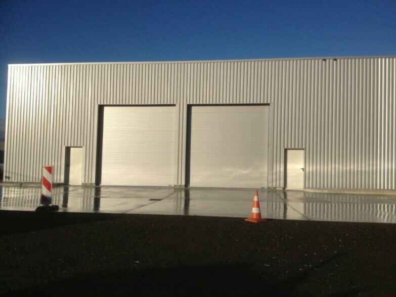 2 Chemin Des Plattes, Vourles to rent - Building Photo - Image 2 of 9