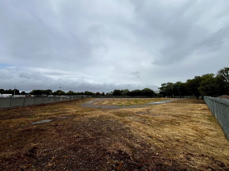 37B Broadway E, Westbury to rent - Building Photo - Image 3 of 3