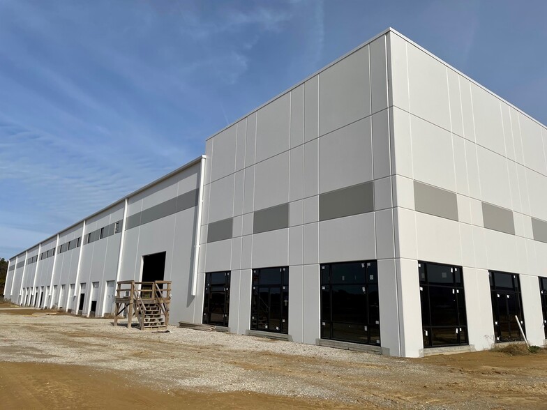 11200 Industrial Park Dr, Evansville, IN for rent - Building Photo - Image 3 of 10