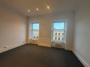 29 Park Circ, Glasgow to rent Interior Photo- Image 2 of 3