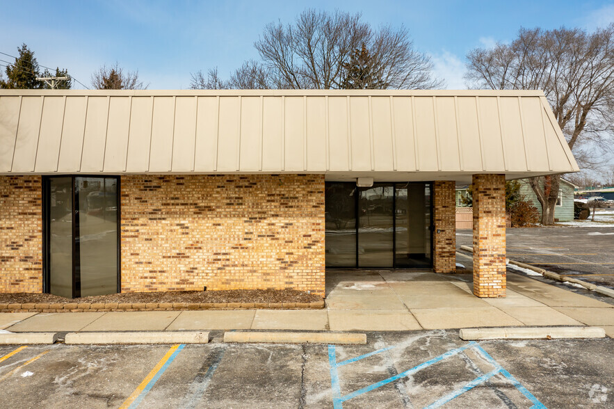 990 S Lapeer Rd, Oxford, MI for rent - Building Photo - Image 2 of 8