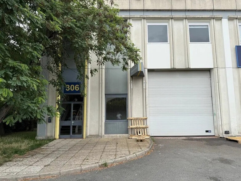 114 Avenue Louis Roche, Gennevilliers to rent - Building Photo - Image 1 of 2