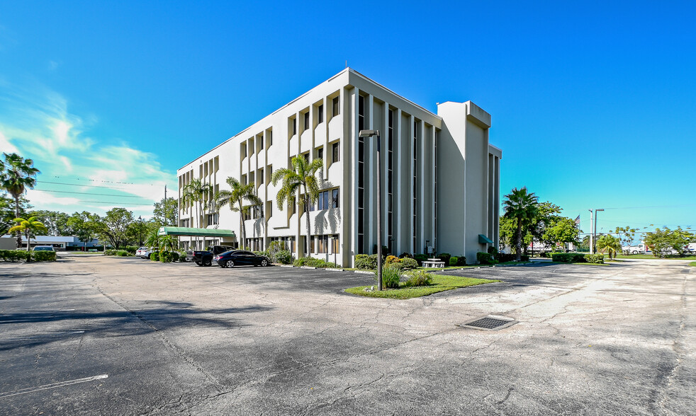 3949 Evans Ave, Fort Myers, FL for rent - Building Photo - Image 3 of 12