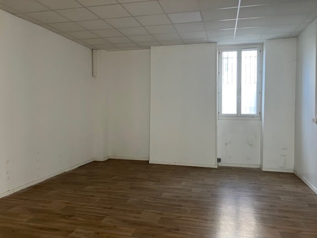 Retail in Oullins to rent - Building Photo - Image 2 of 20