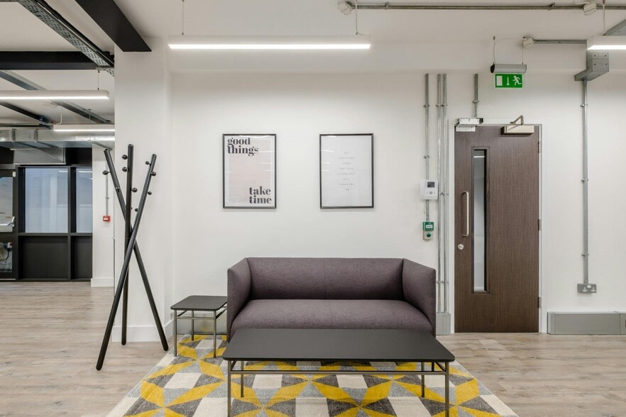 8 Rosebery Ave, London to rent - Interior Photo - Image 3 of 10