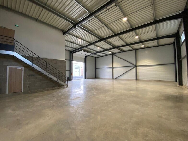 Light Industrial in Chassieu to rent - Interior Photo - Image 2 of 6