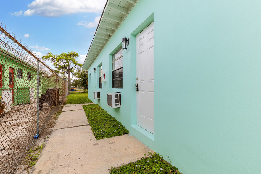 633 NW 15th Ter, Fort Lauderdale, FL for sale - Building Photo - Image 2 of 22