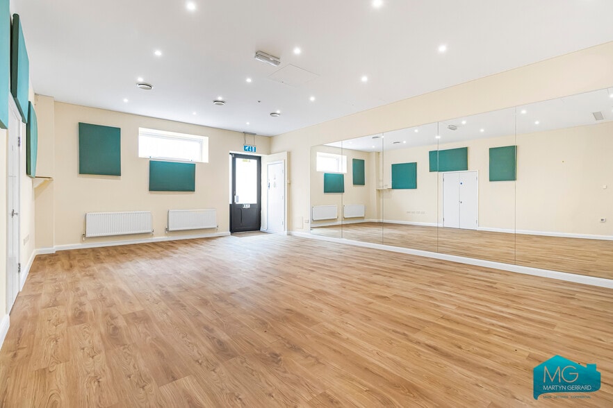 2 Lambert Way, London to rent - Interior Photo - Image 3 of 30