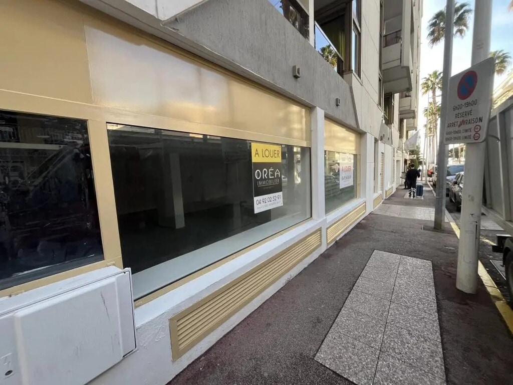 Location Commerce 150 m² - Photo 1