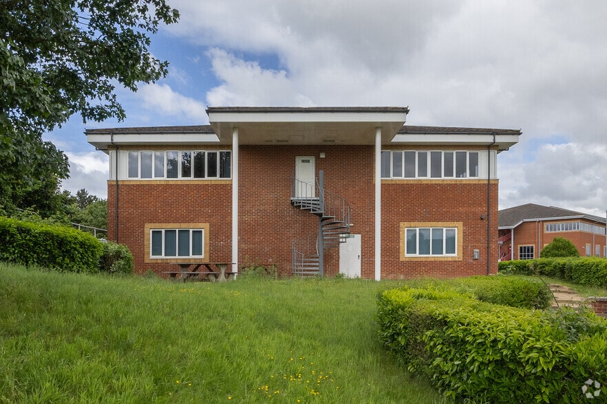 2 Crown Ct, Rushden to rent - Building Photo - Image 3 of 4