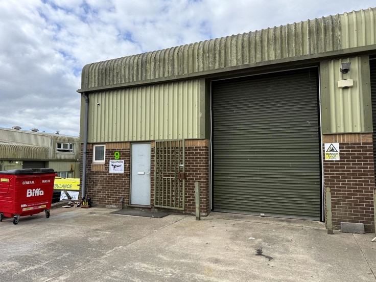 Cavalier Rd, Newton Abbot to rent - Primary Photo - Image 1 of 2