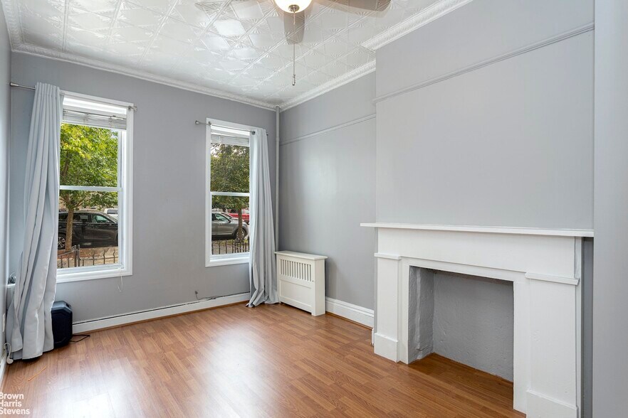 136 Highland Pl, Brooklyn, NY for sale - Interior Photo - Image 3 of 8