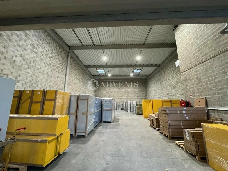 Light Industrial in Élancourt to rent - Building Photo - Image 3 of 3