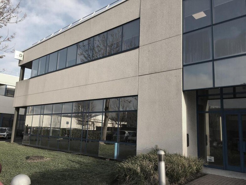 Light Industrial in Gennevilliers to rent - Building Photo - Image 1 of 2