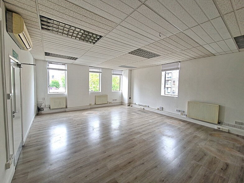Gartons Way, London to rent - Building Photo - Image 3 of 4