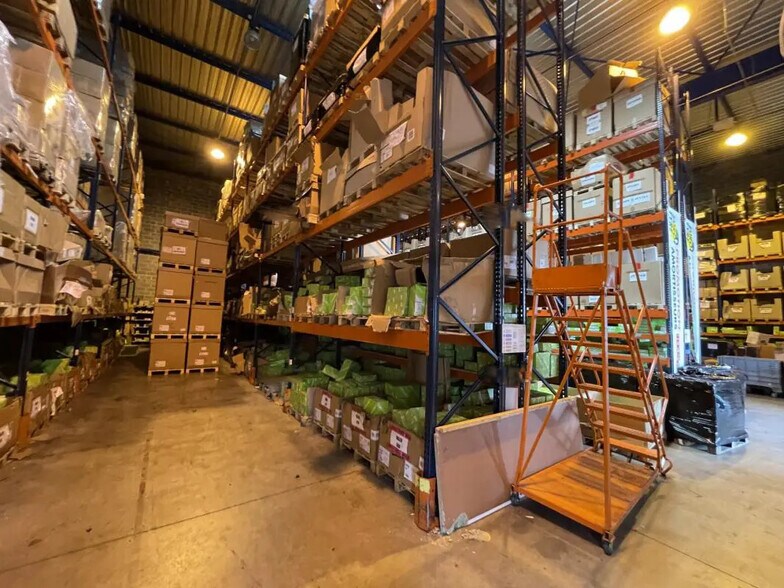 Industrial in Gennevilliers to rent - Interior Photo - Image 2 of 4