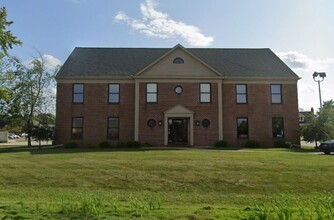 1317 W Towne Square Rd, Mequon, WI for rent Building Photo- Image 1 of 8