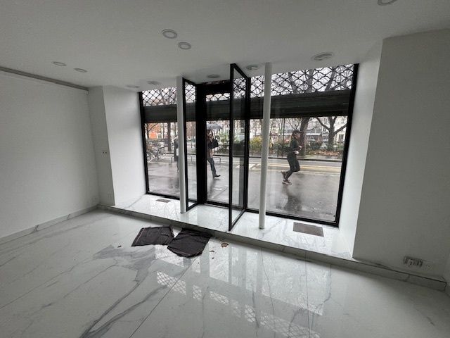 Retail in Paris to rent - Interior Photo - Image 2 of 9