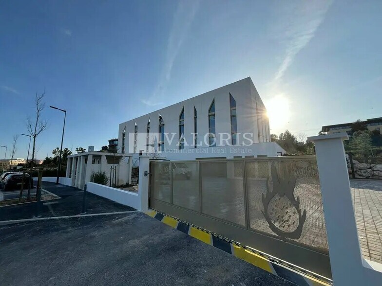 Office in Aix-en-Provence to rent - Building Photo - Image 1 of 15