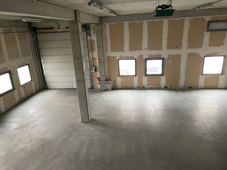Light Industrial in Villeneuve-la-Garenne to rent - Interior Photo - Image 1 of 15