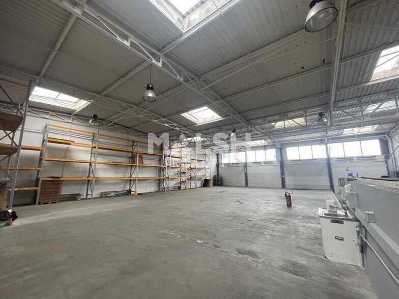 Light Industrial in Saint-Priest to rent - Interior Photo - Image 2 of 5