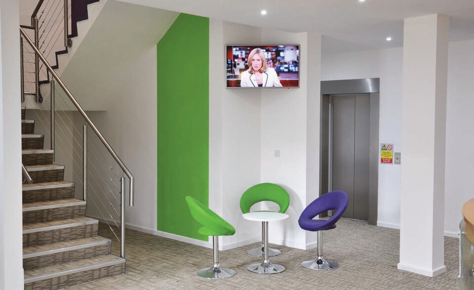 Lever St, Wolverhampton to rent - Lobby - Image 2 of 5