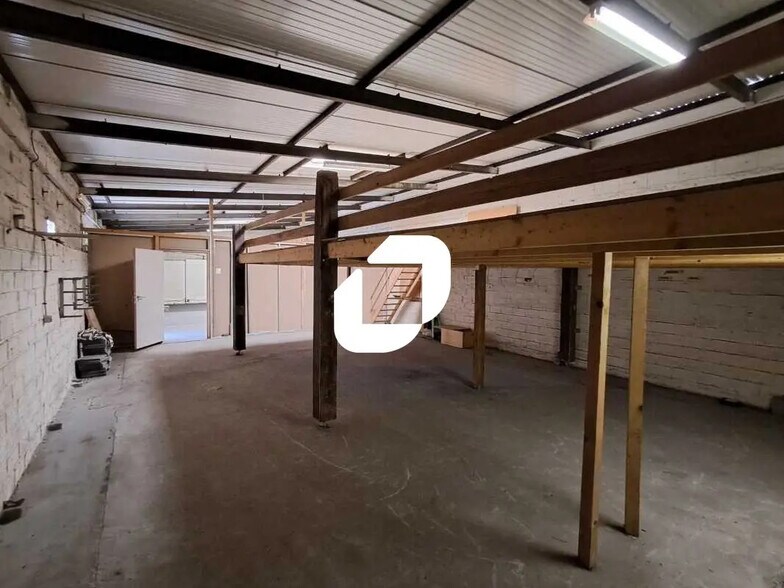 Light Industrial in Nanterre to rent - Interior Photo - Image 2 of 4