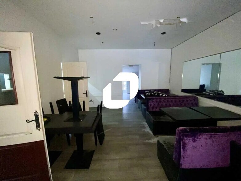 Retail in Bordeaux to rent - Building Photo - Image 3 of 6