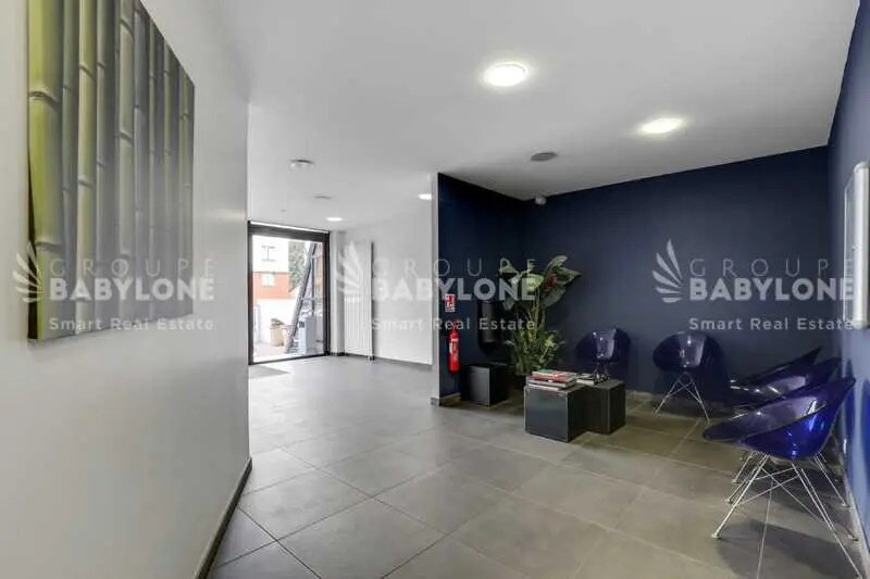Office in Courbevoie to rent Lobby- Image 1 of 9