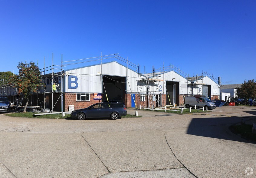 Burndell Rd, Ford to rent - Primary Photo - Image 1 of 2