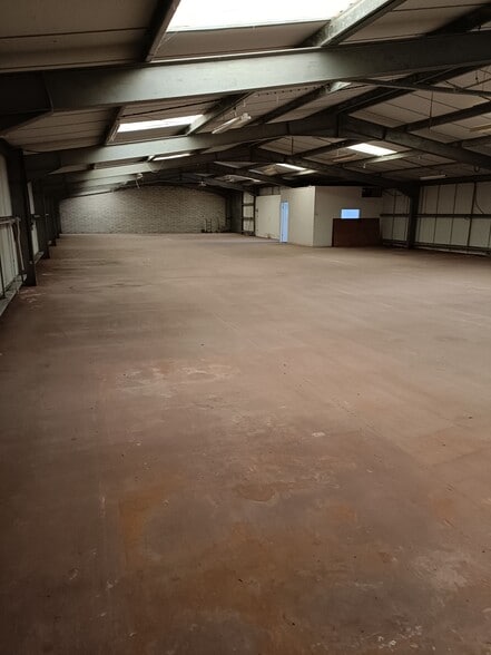 4 Western Side, Clawton to rent - Building Photo - Image 3 of 7