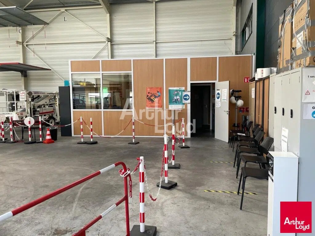 Location Local d'activités 400 m² - Photo 1