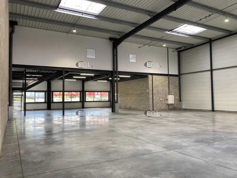 Light Industrial in Marignane for sale - Building Photo - Image 1 of 7