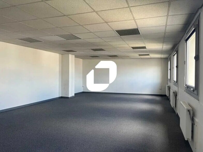 Office in Saint-Ouen-sur-Seine to rent - Building Photo - Image 2 of 8