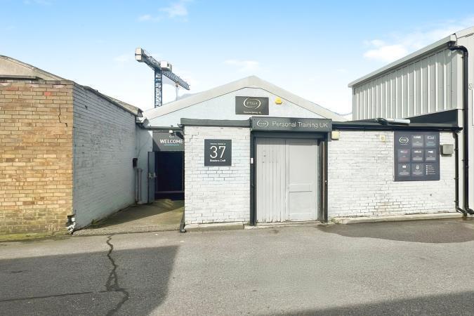 37 Bowlers Croft, Basildon for sale - Primary Photo - Image 1 of 1