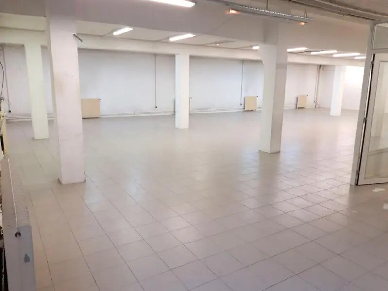 Light Industrial in Le Chesnay-Rocquencourt to rent Interior Photo- Image 1 of 17
