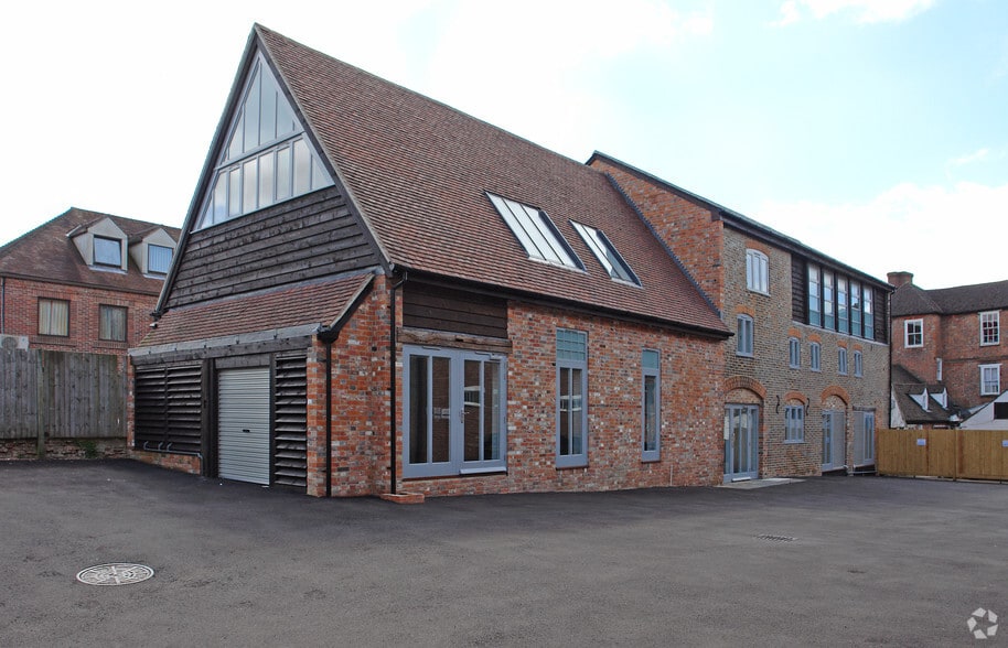 The Broadway, Newbury to rent - Building Photo - Image 2 of 12