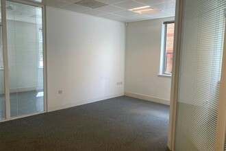 5-5 London Rd, Bracknell to rent Interior Photo- Image 2 of 6