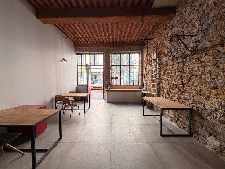 Retail in Lyon to rent - Interior Photo - Image 3 of 7