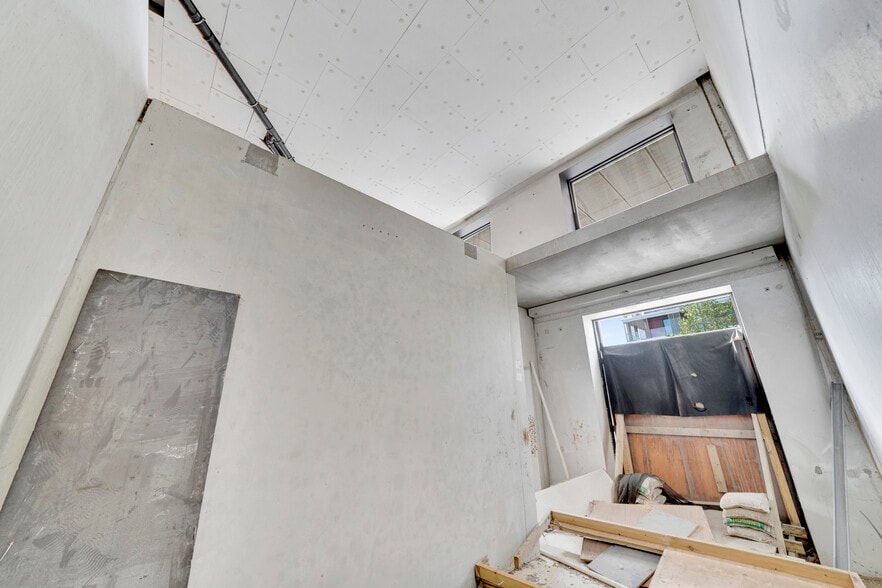 6 Royal Wharf Walk, London to rent - Interior Photo - Image 3 of 3