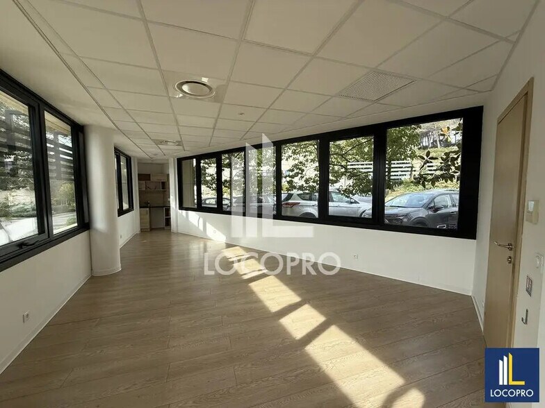 Office in Valbonne to rent - Interior Photo - Image 2 of 8