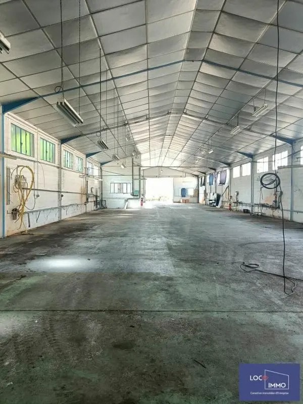 Vente Entrepôt 2 500 m² - Photo 1