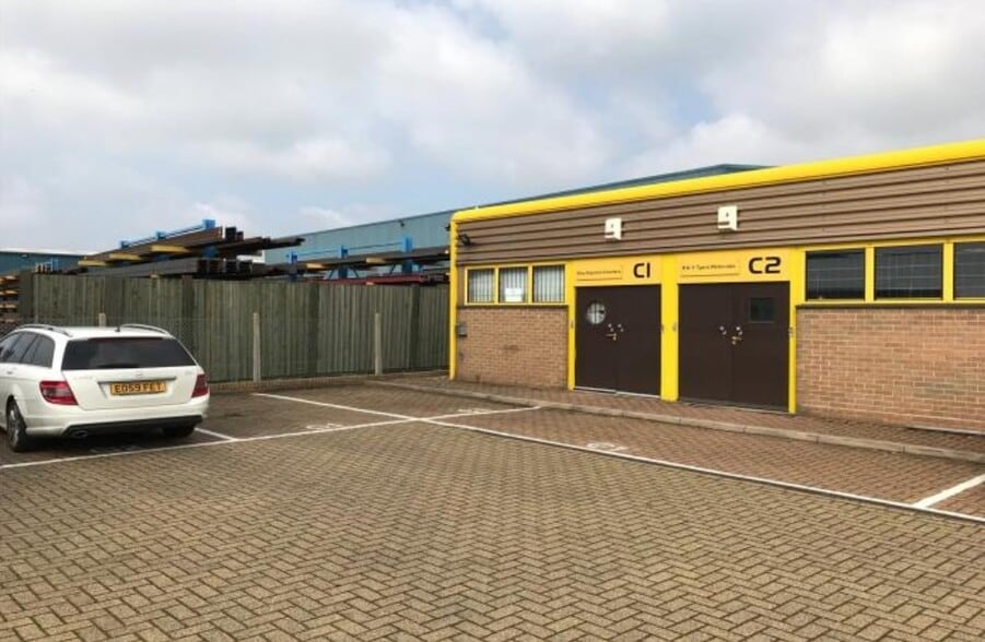 Vanguard Way, Southend On Sea to rent - Building Photo - Image 2 of 9